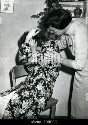 24. Januar 1959 - gestohlene Baby nach neun Stunden gefunden. Fünf Tages altes Baby gestohlen wurde, von Bethseda-Krankenhaus in M? Nchen-Gladbach auf 22.01.1959. Der Täter war 45 Jahre alten Gertrud Rabeneck, wer erschien später im Krankenhaus Viersen behauptet, entbunden haben. Der Arzt sah durch den Trick sofort und Polizei benachrichtigt. Abgebildet ist Gertrud Rabeneck, wer gestohlen hat das Baby aus Verzweiflung, da sie ein eigenes haben konnte. * Dies ist einer der zwei Bilder in einer Reihe. Andererseits zeigt das Ehepaar wieder vereint mit ihrem Baby. Stockfoto