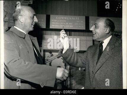 3. März 1959 - der Schlüssel zur gemeinsamen Markt Pavillon OPS: M. Houdet (rechts), französischer Minister für Landwirtschaft Hände der Schlüssel zum Pavillon sich dem gemeinsamen europäischen Länder Markt, M. Manshold, stellvertretender Vorsitzender des Europäischen Ausschusses, bei der Agricultural Show in Paris heute widmet. Stockfoto