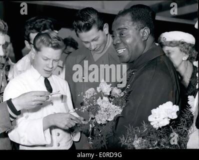 2. Februar 1959 - begrüßte Jäger für Autogramme Jazzmusiker Louis Armstrong auf Febr. 11. bei seiner Ankunft in Berlin auf dem Flugfeld Tempelhof eine Aufführung in Berlin Sportpalace haben. OPS: Der amerikanische jazz-Musiker umgeben von vielen jungen Anhänger bat ihn für eine Signatur. Stockfoto