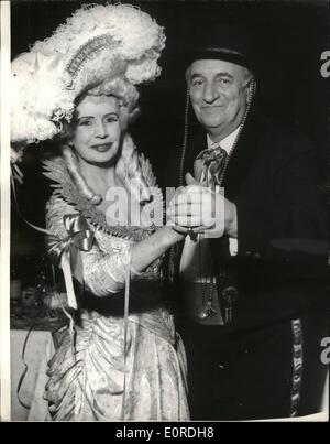 2. Februar 1959 - Sir Bernard und Lady Docker besuchen Estoril Karneval Kostümfest: Foto zeigt Sir Bernard und Lady Docker abgebildet tanzen in Estoril (Portugal) Karneval £50.000 Kostümball, der für den internationalen smart Set geworfen wurde. Stockfoto