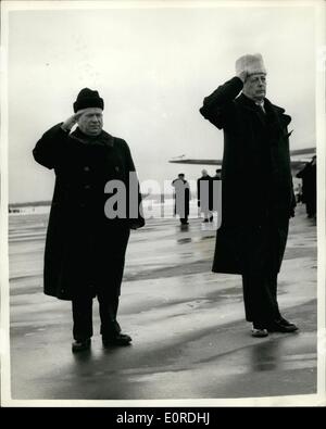 2. Februar 1959 - Herr MacMillan in Moskau. Foto zeigt: Herr Harold MacMillan, (rechts), trägt einen weißen pelzigen Hut, salutiert mit Mr Kruschev, kurz nach Ankunft der Herr MacMillan am Moskauer Flughafen am Samstag, nach einem Flug von London gesehen. Stockfoto