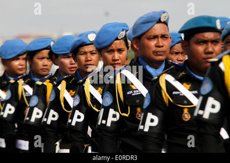 (140519)--PHNOM PENH, 19. Mai 2014 (Xinhua)--kambodschanischen Friedenstruppen nach Hause aus dem Südsudan in Phnom Penh, Kambodscha, 19. Mai 2014. Die zweite Gruppe von 152 kambodschanischen Militärstab und Sanitäter kamen nach Hause sicher Montag nach Beendigung ihrer einjährigen friedenserhaltenden Aufgaben im Südsudan. (Xinhua/Sovannara) (Bxq) Stockfoto