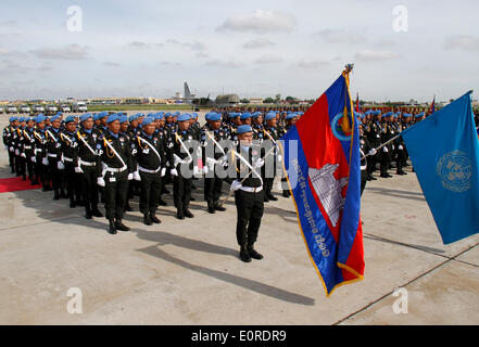 (140519)--PHNOM PENH, 19. Mai 2014 (Xinhua)--kambodschanischen Friedenstruppen nach Hause aus dem Südsudan in Phnom Penh, Kambodscha, 19. Mai 2014. Die zweite Gruppe von 152 kambodschanischen Militärstab und Sanitäter kamen nach Hause sicher Montag nach Beendigung ihrer einjährigen friedenserhaltenden Aufgaben im Südsudan. (Xinhua/Sovannara) (Bxq) Stockfoto