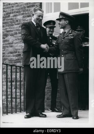 4. April 1959 - König Hussein besucht Sandhurst: König Hussein von Jordanien, hat heute einen informellen Besuch abgestattet die königliche Militärakademie in Sandhurst. König Hussein, der Kadett in Sandhurst von September 1952 bis Februar 1953 war, traf sich mit einigen seiner Lehrer und Freunde dort. Foto zeigt König Hussein schüttelt Hände mit seinem ehemaligen C.S.M an der Akademie, Herr L.J. Cullen, während seines Besuchs in Sandhurst heute. Stockfoto