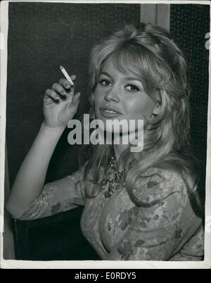 4. April 1959 - Britte Bardot kommt in London einen neuen Film machen '' Brigitte Bardot, der berühmte französische Filmstar in London ist heute angekommen mit dem Flugzeug. Sie ist hier um einen Film für Columbia '' Babette zieht in den Krieg '' genannt. Foto zeigt gutgemacht Brigitte Posen für die Kameraleute im Rahmen eines Empfangs im Mount Royal Hotel, Marble Arch, heute Nachmittag. Stockfoto