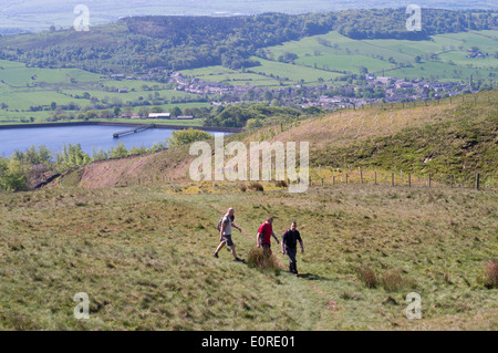 Drei Männer gehen auf Pendle Hügel oberhalb Sabden, Lancashire, England, UK Stockfoto