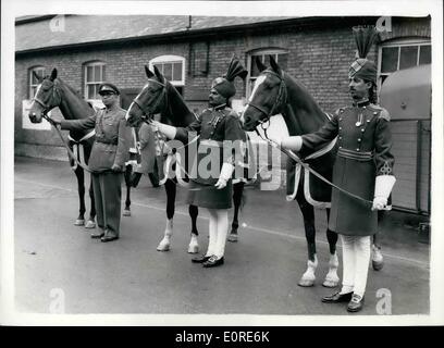 4. April 1959 - Präsidenten Geschenk für die QUEEN und Prinz PHILIP. Bei der Duke of Edinburgh den letzten Besuch in Pakistan Präsident Mohammed Ayub Khan präsentiert drei pedigreed Pferd ihrer Majestät der Königin und königliche Hoheit. Pferde - SULTAN, Polo Pinies für den Herzog - kam in London gestern und heute in Knightsbridge Kaserne mit ihrer Escort Dame zu sehen waren. KEYSTONE-FOTOSHOWS: Die drei Pferde in Knightsbridge Kaserne heute mit ihren Begleitpersonen, die mit ihnen gestern angekommen Stockfoto