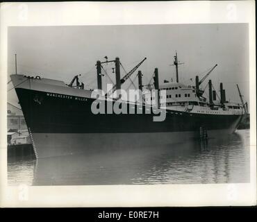 4. April 1959 - finde den Trichter: Die Antwort ist, dass Sie nicht in der Lage zu tun, was die Überschrift fragt. Der Manchester-Müller, einem 9.300 Tonnen Frachtschiff hat keinen Trichter. Eine weitere ungewöhnliche Abfahrt ist ein Hauptmast, der kippt. '' Der Müller '' wird zwischen Manchester, England, und Montreal, Kanada, ply mit Getreide und Stückgut. Ihre Kabinen für 12 Passagiere bieten den Komfort einer guten Passagierschiff. Das Foto zeigt. Der Manchester-Müller, kurz bevor sie die Werften Harland und Wolff, Belfast, Nordirland, auf ihre Prüfungen verlassen. Stockfoto