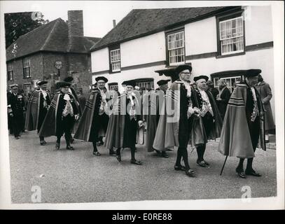 4. April 1959 - alten Gerichte der Bruderschaft und Guestling trifft auf neue Roliney - Kent: vierzehn Mitgliedstaaten Confederation of the Cinque Ports statt eines seiner alten Gerichte Bruderschaft Guestling - New Romney, Kent, today.the Quellen des alten Gerichten reicht zurück in die frühen englischen Geschichte. Der heutigen Sitzung wurde von Bürgermeister und Vertreter der vierzehn Städte besucht. Foto zeigt einige der Cinque Ports Barone in ihren bunten Gewändern in einer Prozession durch New Romney High Street zur Pfarrkirche. Stockfoto