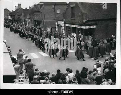 4. April 1959 - alten Höfen der Bruderschaft und Guestling trifft in New Romney-Kent. Die vierzehn Mitgliedstaaten Confederation of the Cinque Ports anlässlich eines seiner alten Gerichte der Brüderlichkeit und Guestling New Romney, Kent, heute. die Saucen der antiken Gerichte stammt frühen englischen Geschichte. Der heutigen Sitzung wurde von Bürgermeister und Vertreter der vierzehn Städte besucht. Keystone-Foto zeigt: Gesamtansicht der Prozession in New Romney High Street zur Pfarrkirche. Rechts am Kopf der Prozessionen sind die Freiherren von Cinque Ports Stockfoto