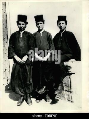 14. Februar 1959 - Erzbischof Makarios - nach London eingeladen. Im Alter von sechzehn Jahren gesehen.: Es wurde gestern Abend angekündigt, dass Erzbischof Makarios der im Exil lebenden griechischen Cyptict Führer wurde zu vollem Umfang Zypern Friedenskonferenz am Dienstag nach London eingeladen. Foto zeigt Bild soeben, von Erzbischof Makarios (rechts) als ein Anfänger im Alter von 16 - 1927 genommen... Seine Kollegen sind un-named. Stockfoto