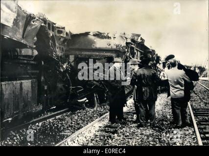 3. März 1959 - 2 Menschen getötet und 15 verletzt In Bordeaux-Riviera Zugunglück. Die Französisch-Express, Bordeaux-Riviera laufen abseits der Pfade in der Nähe von Montpellier letzte Nacht. Zwei Menschen wurden getötet und 15 verletzt. Auch:-ein Blick auf den Zug nach dem Absturz. Stockfoto