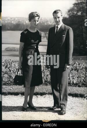 4. April 1959 - Prinz Albert von Lüttich, eine italienische Prinzessin zu heiraten. Foto zeigt Prinzessin Dona Paola Di Calabria Italien und Prinz Albert von Lüttich, dessen offizielle Verpflichtung von der königliche Palast von Brüssel, fotografiert in den Gärten von Laeken schloss gestern angekündigt wurde. Stockfoto