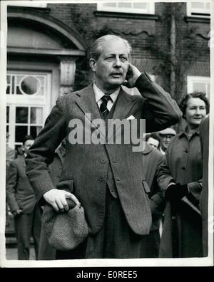 4. April 1959 - Herr Macmillan öffnet seine Heimat der Öffentlichkeit Surrey: Premierminister Harold Macmillan gestern eröffnete Birke gewachsen Stockfoto