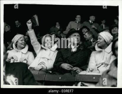 4. April 1959 - hat England V. Schottland im Wembley Freude eine Welle für Billy... Foto zeigt das Beverley Schwestern beobachten das Spiel heute Nachmittag... Babs ist--mit Freude (Mrs Billy Wright) der Flagge winken--links und rechts ist Teddy... Der Mann zwischen ihnen ist ein Herr Sanders. Stockfoto