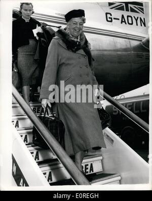 4. April 1959 - Frau Eleanor Roosevelt kommt in London: Frau Eleanor Roosevelt kam an diesem Morgen am Flughafen London - Ende von Lady Lesung begrüßt hat... Frau Roosevelt ist ihre Biographie "On My Own" zu starten... Foto zeigt Frau Roosevelt die Flugzeugtreppe am Flughafen London heute herab. Stockfoto