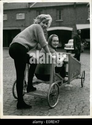 3. März 1959 - Vorbereitung auf die '' Seifenkiste '' National... Gesellschaft Mädchen In der Ausbildung. Susan Hampshire und Lady Marye Rous gesehen, wie sie für die '' Soap Box'' National - eine Seifenkiste Wagen Rennen gegen eine Mannschaft von Rennfahrern zu Marke Luke am Ostermontag statt vorzubereiten. Susan, Lady Marye und drei andere Gesellschaft Kandidaten sind jeweils für £12.000 versichert. Stockfoto