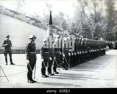 8. Mai 1959 - feiert Ost-Berlin "Tag der Befreiung." Sowjetischen Ehrenmal in Berlin - Treptow. Hier abgebildet ist eine Ehre bei der 8. Mai 1959 Feier der Tag der Befreiung. Es war eine feierliche Kranzniederlegung anlässlich des. Stockfoto