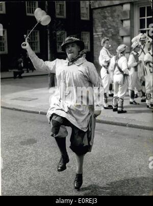 9. Mai 1959 - Morris Dancers in Westminster.: The Westminster Morris Männer waren zu sehen, zeigen ihre Tänze Vormittag in Smith Square, Westminster. Foto zeigt Herr Ian Scott-Walker des Arbeitskreises Woodside - übernimmt die Rolle des "Narren" während das Tanzen heute Morgen. Stockfoto