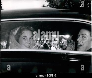 11. Mai 1959 - 05.11.59 Julie Andrews verheiratete Tony Walton in Weybridge. Die Hochzeit fand gestern im Oatlands, Weybridge Surrey von My Fair Lady star Julie Andrews und ihre Jugendliebe Tony Walton. Keystone-Fotoshows: Julie Andrews und Tony Walton auf der Suche von ihrem Auto, als sie nach der Hochzeit die überfüllte Kirche verließen gestern. Stockfoto