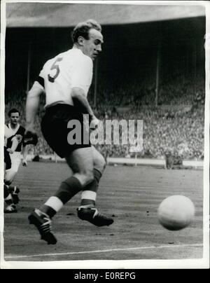 4. April 1959 - führt Billy Wright England zum Sieg. Wölfe und England Fußball Kapitän Billy Wright in Aktion in seinem 100. Spiel für England gegen Schottland im Wembley-Stadion am Nachmittag. Er führte sein Team zum 1: 0-Sieg... Bobby Charlton von Manchester United erzielte das einzige Tor in der 61. Minute. Stockfoto