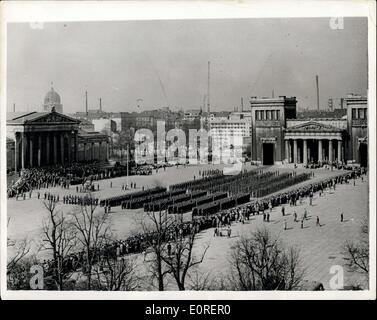 6. April 1959 - zehnten Jahrestag der Nato feierte In München: Deutsche und amerikanische Truppen an der Parade am Konigsplatz, München - am Wochenende anlässlich der 10.. Jahrestag der Gründung der Nato. Foto zeigt allgemeine Ansicht während der Parade auf der Münchner Konigsplatz. Stockfoto