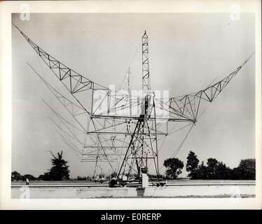 11. April 1959 - akademische Antenne.: Die weltweit größte Radioteleskop am Jodrell Bank Cheshire, gate die meiste Aufmerksamkeit, aber es ist keineswegs die einzige in Großbritannien, gibt es vier andere, einer von ihnen an der Universität Cambridge. Das Foto zeigt die Antenne das Radioteleskop des Radio Astromony Sternwarte, Universität von Cambridge. Es läuft auf Eisenbahnschienen und eine Vorstellung von seiner Größe kann Gathere aus dem Mann (links) zu Fuß zwischen den Gleisen. Stockfoto