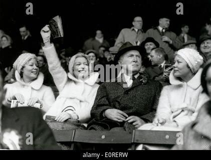 Die Beverley Schwestern jubeln auf Joys Ehemann Billy bei einem Fußballspiel Stockfoto