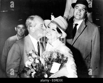 Sophia Loren und Ehemann von Maurice Chevalier bei der Ankunft begrüßt Stockfoto