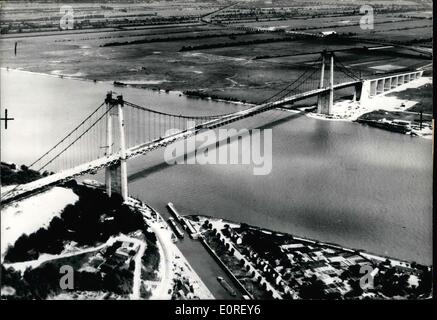 6. Juni 1959 - Tancarville Brücke: Die größte Brücke Europas: vom 11. Juli Autos werden in der Lage, verwenden Sie die neue Brücke von Tancarville, 25 Km von Le Havre diese wunderschöne Brücke ist eine der schönsten französischen Errungenschaften. Es ist etwa eine Meile lang. Das Foto zeigt die neue Brücke. Stockfoto