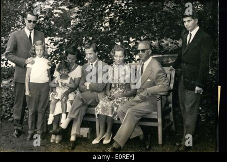 6. Juni 1959 - Prinzessin Paola In Brüssel: 21 Jahre alte Prinzessin Paola aus Rom, mit Prinz Albert an seinem 25. Geburtstag und zur Teilnahme an einer Gala stadtweite offizielle willkommen heut angekommen. Foto zeigt die königliche Familie In Laeken Gärten: links nach rechts: König Baudouin, Prinzessin Marie-Christine - Prinzessin von Réthy Prinzessin Maria-Esmeralda - Prinz-Albert - Prinzessin Paola - Ex-König Leopold und Prinz Alexandre. Stockfoto