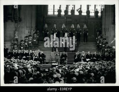 6. Juni 1959 - Queen Open-NATO-Konferenz in Westminster Hall.: HM die Königin, begleitet von der Duke of Edinburgh heute Morgen eröffnete die atlantischen Konferenz anlässlich des zehnten Jahrestages der Gründung der NATO in der Westminster Hall. Das Foto zeigt mit the Duke of Edinburgh sitzen neben - HM The Queen macht ihrer Rede heute Morgen. Stockfoto