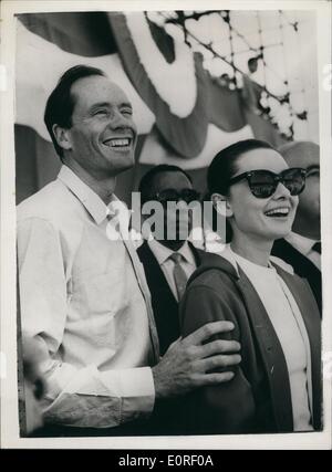 6. Juni 1959 - Audrey Hepburn und Mel Ferrer Besuch Satz von "Ben Hur"-Neuproduktion in Rom: Fotoshows Bildschirm Sterne Audrey Hepburn Mann und ihr Ehemann Mel Ferrer gesehen, wenn sie das gigantische Set der neuen Filmproduktion von "Ben Hur" besucht - jetzt in Rom gemacht... Zehntausend '' Extras'' nahmen an der "Circus Maximus" Szene - eine realistische Umgebung zu geben. Stockfoto