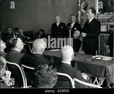 6. Juni 1959 - treffen Opfer der NS-Gefangenenlagern In London. Ehemalige Häftlinge in deutschen Konzentrationslagern treffen auf Princess Gardens, S.W.7 - ein Zentralkomitee der Nazi-Opfer Flüchtlinge in der freien Welt zu bilden... Ihr Ziel ist es, Entschädigung aus Deutschland zu sichern. Keystone-Fotoshows: - Herr St. Oswald Adressierung die Sitzung um Princess Gardens. Stockfoto