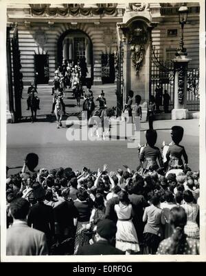 6. Juni 1959 - Trooping die Farbe Zeremonie.: HM The Queen fand den Salute am Horse Guard Parade am heutigen Trooping die Farbe Zeremonie anlässlich der offiziellen Geburtstag. Foto zeigt die Szene als HM The Queen gesehen, salutieren, verließ Buckingham Palace auf dem Weg zur Zeremonie heute Morgen. Stockfoto