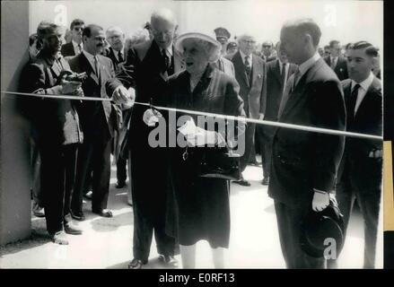 6. Juni 1959 - öffnet Mrs Bleriot neue Flughafenbahnhof in Calais; Gestern fand in Calais eine Zeremonie zur Eröffnung des neuen Flughafenbahnhof statt, den Namen des berühmten französischen Piloten Bleriot tragen wird. Foto zeigt Frau Bleriot schneiden Sie das traditionelle Farbband gestern am Flughafen von Calais. Stockfoto