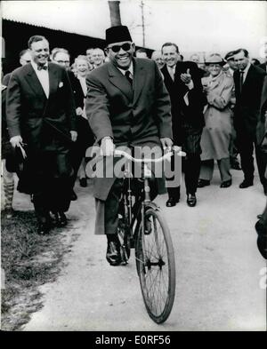 5. Mai 1959 - The President leiht sich einen Fahrrad-Besuch nach Kopenhagen: Dr. Sukarno ist der Präsident von Indonesien zu einem offiziellen Besuch nach Dänemark und während seiner Tour der Carlsro kollektiven Häuser in der Nähe von Copenhagen entschied er sich, eine der vielen Zyklen zu sehen gibt leihen um zu finden, wie einfach es ist vermischen sich mit den Krähen. Foto zeigt Dr. Sukarno auf seinem geliehenen Zyklus in Kopenhagen. Stockfoto