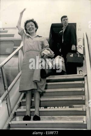 6. Juni 1959 - Edith Piaf zurück zu Paris: Berühmte französische Sängerin, Edith Piaf in Paris gestern Abend aus New York eingetroffen. Sie verbrachte fünf Monate in USA und während ihres Aufenthalts dort sehr schwer krank war. Phot zeigt Edith Piaf bei ihrer Ankunft am Flughafen Orly fotografiert. Stockfoto