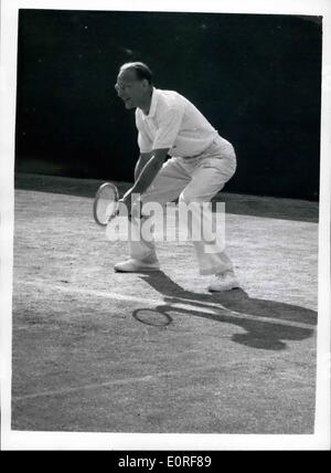6. Juni 1959 - Wimbledon Championships (5.Tag), 60 Jahre alten Jean Borotra spielt im gemischten Doppel: Foto zeigt 60 Jahre alten Jean Borotra, der Mann, der Wimbledon begann seine Karriere vor vielen der aktuellen Konkurrenten geboren wurden, gesehen, wie er im gemischten Doppel, heute seinem 30. Meisterschaft treffen gespielt. Er wurde von Frau P. Chatrier gegen C.A. Fernades und Miss B.Hellyer zusammengeschlossen. Stockfoto