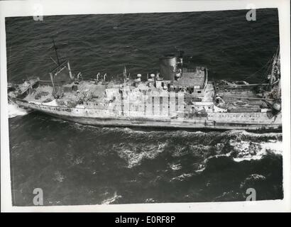 6. Juni 1959 - Schiff aufgegeben Kabel '' Ozean Schicht '' im Schlepptau. Foto zeigt neue Ansicht aus der Luft von der verlassenen britische Kabel Schiff '' Ozean Schicht '' Blasen von ihrem Feuer - und immer noch schwelende im Heck - gesehen im Schlepptau im mittleren Atlantik - von einem deutschen Schlepper. Das Schiff fing Feuer und Wasser - und der deutschen Frachter '' Flavia'' setzen zwei Männer an Bord des Schiffes. Stockfoto