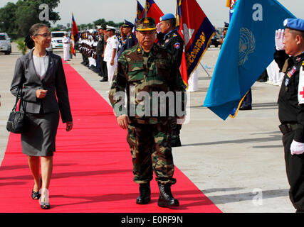 (140519)--PHNOM PENH, 19. Mai 2014 (Xinhua)--Gen. Moeung Samphan (C), Staatssekretär im kambodschanischen Ministerium der Verteidigung und Claire Van der Vaeren (L) residierenden Koordinatoren des Entwicklungsprogramms der Vereinten Nationen in Kambodscha, Grüße kambodschanische Friedenstruppen, die aus dem Südsudan in Phnom Penh, Kambodscha, 19. Mai 2014 zurückgekehrt. Die zweite Gruppe von 152 kambodschanischen Militärstab und Sanitäter kamen nach Hause sicher Montag nach Beendigung ihrer einjährigen friedenserhaltenden Aufgaben im Südsudan. (Xinhua/Sovannara) (Bxq) Stockfoto