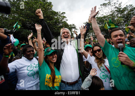 Bogota, Kolumbien. 18. Mai 2014. Kolumbiens Präsidentschaftskandidat, Enrique Penalosa (C), Alianza Verde Partei, besucht eine Kampagne Veranstaltung zusammen mit Fans in Bogota, Kolumbien, am 18. Mai 2014. Die Präsidentschaftswahlen in Kolumbien werden am 25 Mai stattfinden. Bildnachweis: Jhon Paz/Xinhua/Alamy Live-Nachrichten Stockfoto