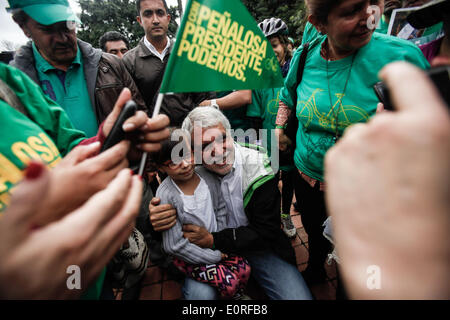 Bogota, Kolumbien. 18. Mai 2014. Kolumbiens Präsidentschaftskandidat, Enrique Penalosa (C), Alianza Verde Partei, besucht eine Kampagne Veranstaltung zusammen mit Fans in Bogota, Kolumbien, am 18. Mai 2014. Die Präsidentschaftswahlen in Kolumbien werden am 25 Mai stattfinden. Bildnachweis: Jhon Paz/Xinhua/Alamy Live-Nachrichten Stockfoto