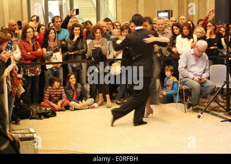 Rom, 17. Mai 2013 Tango Demonstration in der Galleria Alberto Sordi als Bestandteil der "Notte dei Musei" Kulturabend Stockfoto