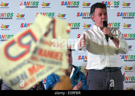 Bogota, Kolumbien. 18. Mai 2014. Kolumbiens Präsident und Präsidentschaftskandidat, Juan Manuel Santos (C), reagiert vor Anhängern während einer Kampagne-Verschluss-Veranstaltung in Bogota, Kolumbien, am 18. Mai 2014. Die Präsidentschaftswahlen in Kolumbien werden am 25 Mai stattfinden. Bildnachweis: Deutsche Enciso/COLPRENSA/Xinhua/Alamy Live-Nachrichten Stockfoto