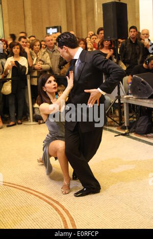 Rom, 17. Mai 2013 Tango Demonstration in der Galleria Alberto Sordi als Bestandteil der "Notte dei Musei" Kulturabend Stockfoto