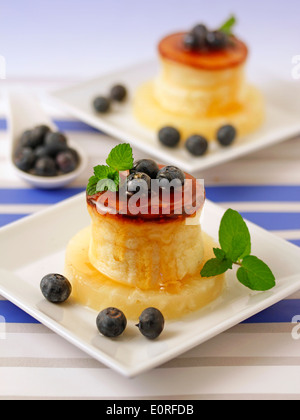 Käse-Tarte mit Honig und Heidelbeeren. Rezept zur Verfügung. Stockfoto