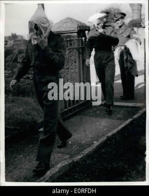 5. Mai 1959 - ankommen Zeugen '' Klu-Klux-Klan'' Masken am Hof Marshall. Zwei der Zeugen der Anklage verursacht eine Überraschung gestern, als sie ankamen, tragen Hauben gemacht von Kissenbezüge - über ihre Köpfe hinweg -, Beweise in den Court Martial auf Shepton Mallet - geben in denen 13 Männer der Meuterei mit Gewalt geladen werden -... Die zwei Männer trugen Hauben um zu verhindern, dass ihre Merkmale fotografiert, als sie ankam - und nahm sie in den Gerichtssaal. Foto zeigt:-die beiden Zeugen Gunner Noel Morris und Fahrer j.s. Lewington tragen ihre Hauben bei der Ankunft für die Testversion. Stockfoto