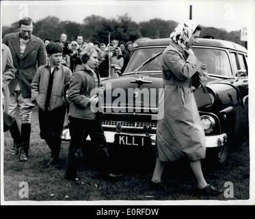 5. Mai 1959 - Prinz PHILIP spielt POLO in WINDSOR Prinz PHILIP gespielt hie erste Polo-Spiel heute seit hie Rückkehr aus seiner Welt-Tournee. Er spielte für Windsor gegen Ascot bei Smiths Rasen, Great Windsor Park, Foto zeigt: H.M Königin gefolgt von Princese Anne und Prinz Charles nicht sie ankommen, um das Spiel heute zu sehen. Stockfoto