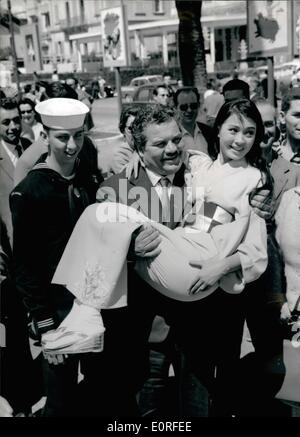 5. Mai 1959 - Cannes Film-Festival.: Foto zeigt die japanische Schauspielerin Hitomi Nozoe, wer die Hauptrolle in "White-Heron'' und der italienische Schauspieler Folco Lulli ist. Stockfoto